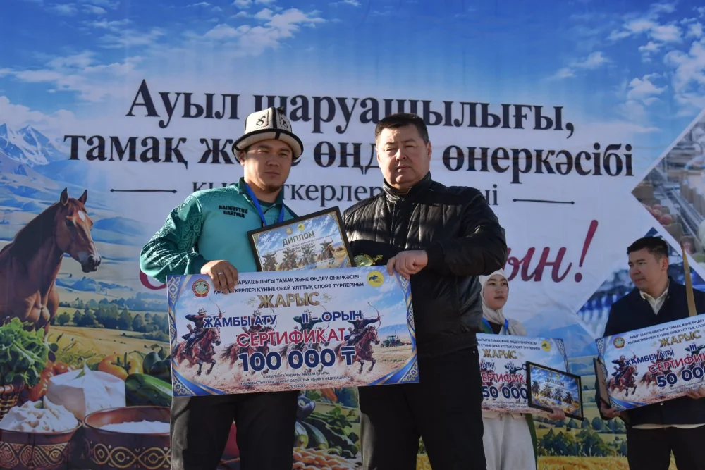 ЕҢБЕКПЕН КЕЛГЕН ЫРЫС: ҚЫЗЫЛҚОҒАДА АУЫЛ ШАРУАШЫЛЫҒЫ ҚЫЗМЕТКЕРЛЕРІНІҢ МЕРЕКЕСІ АТАЛЫП ӨТТІ — Фотосурет 13