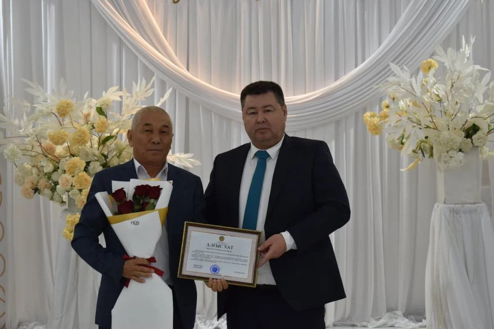 ЕҢБЕКПЕН КЕЛГЕН ЫРЫС: ҚЫЗЫЛҚОҒАДА АУЫЛ ШАРУАШЫЛЫҒЫ ҚЫЗМЕТКЕРЛЕРІНІҢ МЕРЕКЕСІ АТАЛЫП ӨТТІ — Фотосурет 7