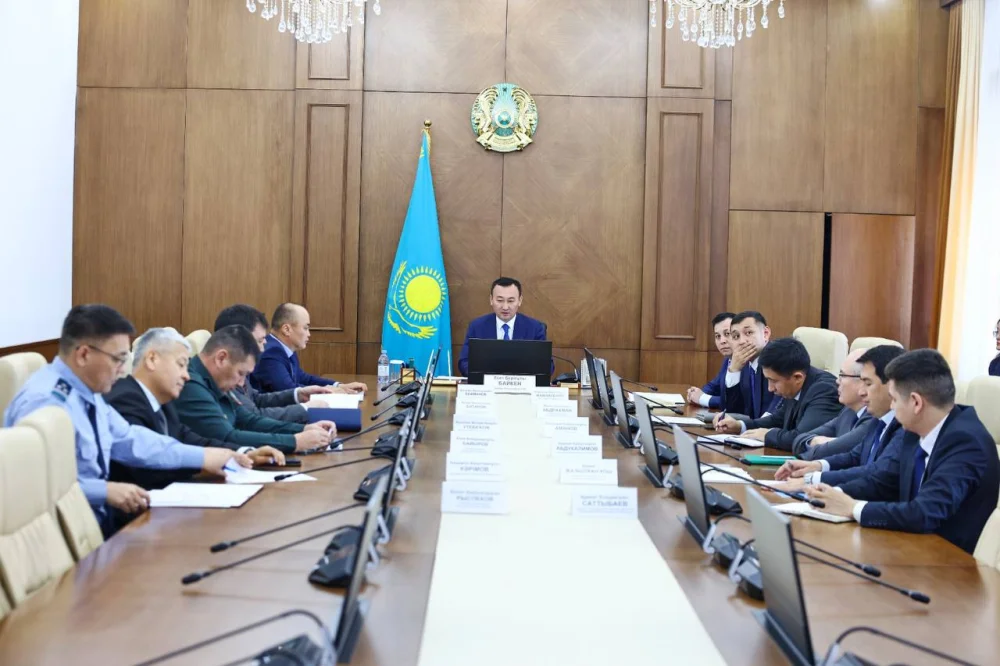 Ұлытау облысы әкімінің төрағалығымен «Заң және Тәртіп» конституциялық қағидатын іске асыру жөніндегі ведомствоаралық комиссияның отырысы өтті — Фотосурет 1