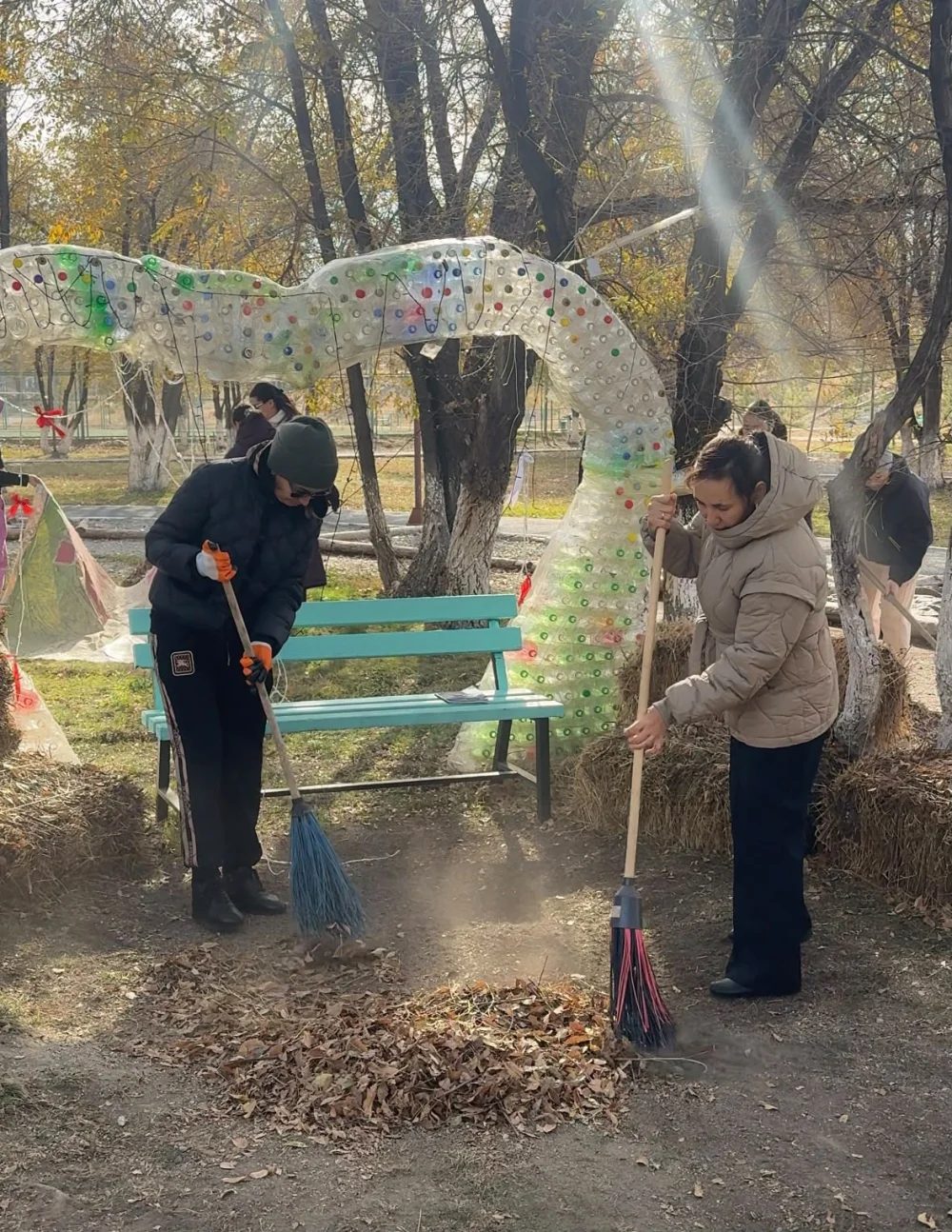 САРҚАНДА «ТАЗА ҚАЗАҚСТАН» БАҒДАРЛАМАСЫ АЯСЫНДА КҮЗГІ СЕНБІЛІКТЕР ЖАЛҒАСУДА — Фотосурет 1