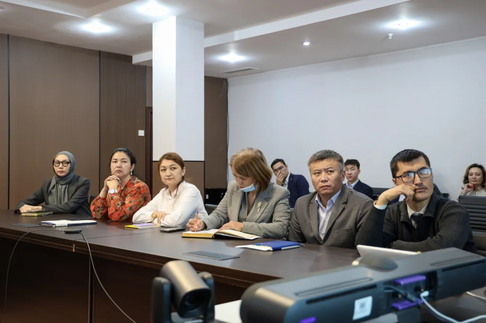 Өнеркәсіп және құрылыс министрлігінде заңдылықты қамтамасыз ету, сыбайлас жемқорлыққа қарсы іс-қимыл және қызметтік әдеп мәселелері бойынша семинар өтті — Фотосурет 5