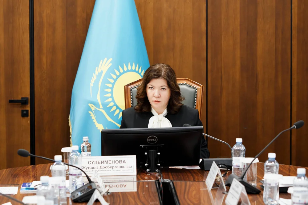 Оқу-ағарту министрі өңірлік басқармалардың басшыларымен балалардың құқықтары мен қауіпсіздігін қорғау мәселелерін талқылады — Фотосурет 3