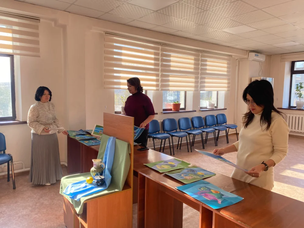 Жалпы білім беретін мектептердің көркем еңбек мұғалімдері және көркемсурет бағытындағы қосымша білім беру педагогтеріне арналған «Адал азамат» тәрбие бағдарламасының «Шабыт» жобасын іске асыру аясында «Сиқырлы әлем» атты I қалалық байқауы — Фотосурет 1
