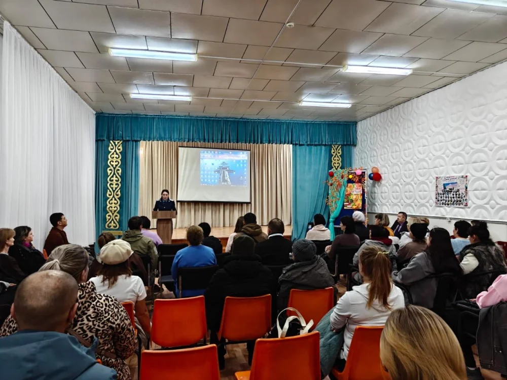 Прокурорлар қала мектептерінде, кәмелетке толмағандар арасындағы құқық бұзушылықтың алдын алу мәселелері бойынша ата-аналар жиналысын өткізді — Фотосурет 2