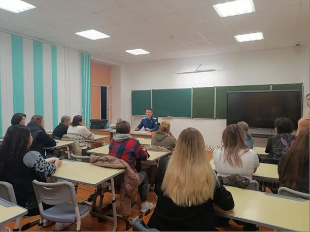Прокурорлар қала мектептерінде, кәмелетке толмағандар арасындағы құқық бұзушылықтың алдын алу мәселелері бойынша ата-аналар жиналысын өткізді — Фотосурет 5