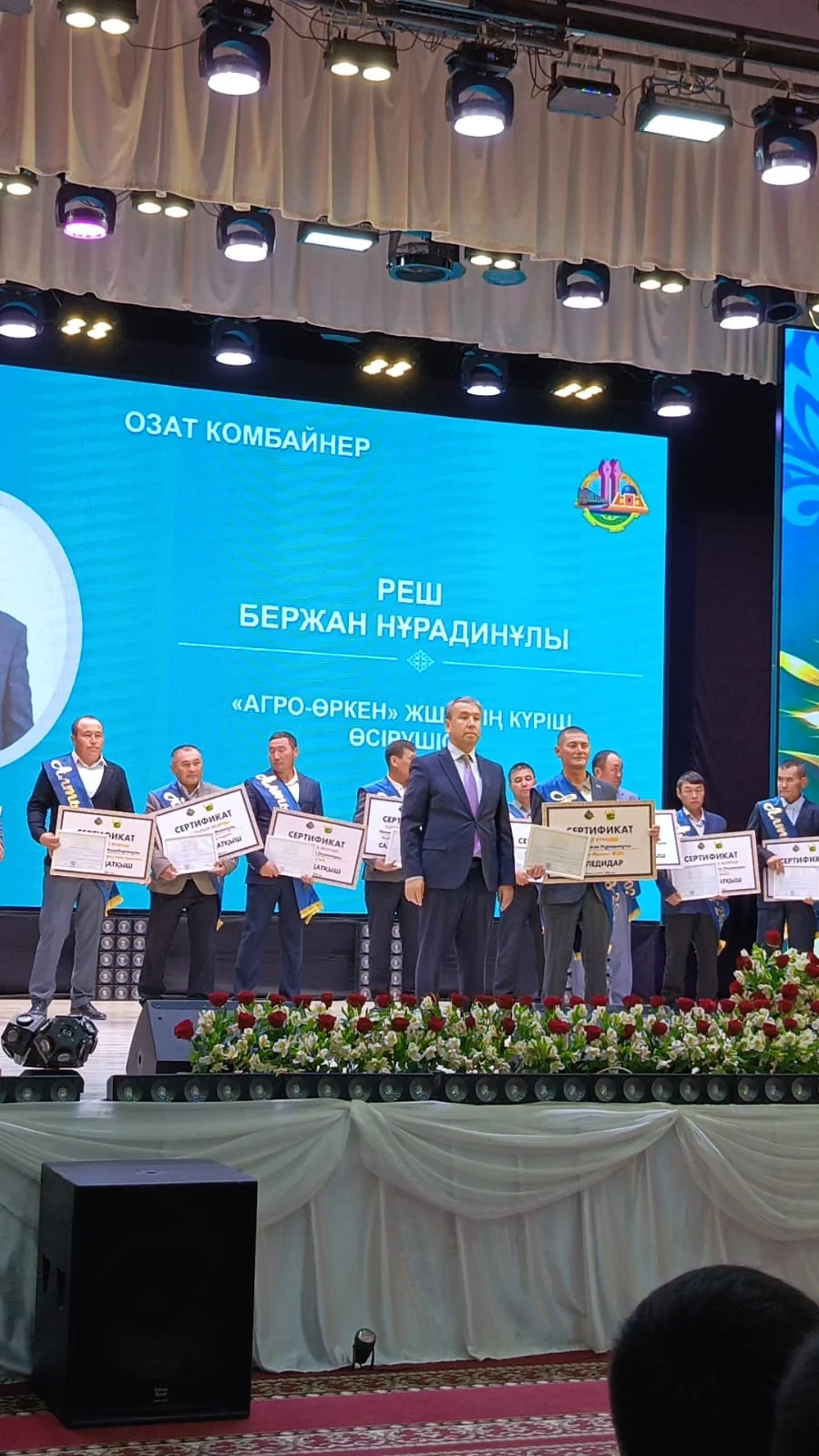 ЕҢБЕККЕРЛЕР МАРАПАТ ТӨРІНДЕ — Фотосурет 2