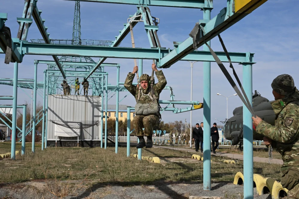 Қала әкімі Ернат Бәзіл И.В. Панфилов атындағы 18404 әскери бөлімнің тыныс-тіршілігімен танысты — Фотосурет 7