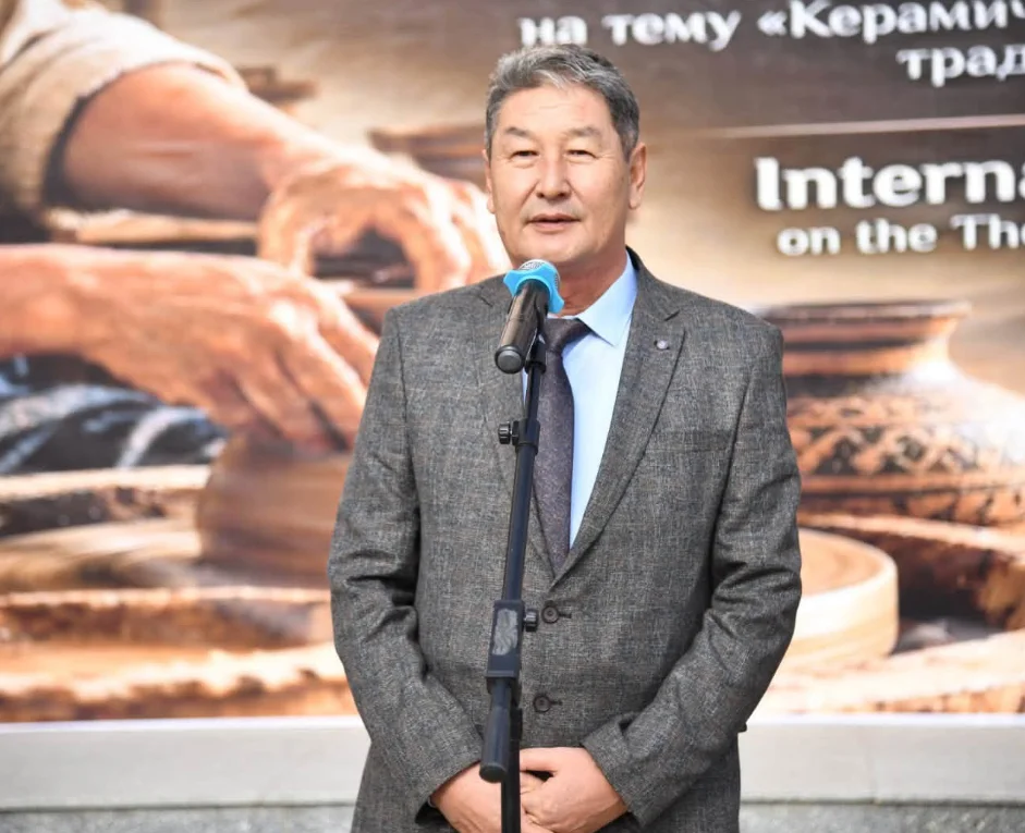 ОТЫРАРДА ХАЛЫҚАРАЛЫҚ ҚОЛӨНЕРШІЛЕР ЖӘРМЕҢКЕСІ ӨЗ ЖҰМЫСЫН БАСТАДЫ — Фотосурет 1