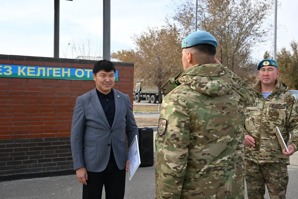 Қала әкімі Ернат Бәзіл И.В. Панфилов атындағы 18404 әскери бөлімнің тыныс-тіршілігімен танысты — Фотосурет 12