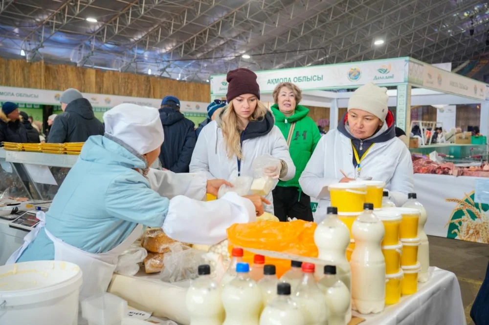 500 тоннаға жуық өнім, ерекше шоу және ұлттық тағамдар: Астанадағы соңғы ауыл шаруашылығы жәрмеңкесі қалай өтті — Фотосурет 5
