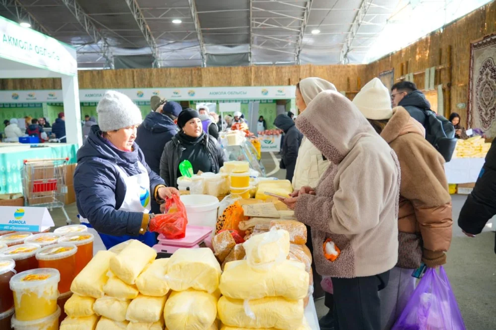 500 тоннаға жуық өнім, ерекше шоу және ұлттық тағамдар: Астанадағы соңғы ауыл шаруашылығы жәрмеңкесі қалай өтті — Фотосурет 6