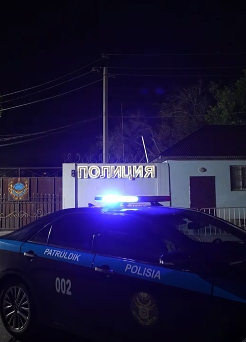 Атырауда полицейлер жолда қалған шетелдік жүргізушіге көмек көрсетті