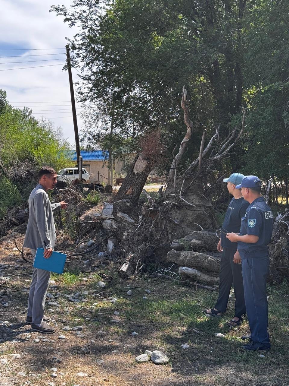 Қарабөгет ауылдық округінде «Таза Қазақстан» экологиялық акциясы аясында округ әкімі мен полиция қызметкерлерінің қатысуымен ауыл аумағында аула аралау жұмыстары жүргізілді
