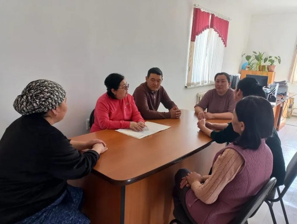 Қарашыған ауылдық округінің әкімдігінде әкімшілік қызметкерлері және мәдениет үйінің қызметкерлері қатысуымен «Заң мен тәртіп - қоғам айнасы» тақырыбындағы дөңгелек үстел ұйымдастырылды. Қоғамдағы құқықтық мәдениетті арттыруға, заңды құрметтеу мен қоғамдық тәртіпті сақтаудың маңызын түсіндіруге арналған іс-шара. Кездесу барысында қатысушылар заңның қоғамдағы рөлі, құқық бұзушылықтың алдын алу, жастардың азаматтық жауапкершілігі және тәртіп сақтау мәселелерін талқылайды. Іс-шараның басты мақсаты - заңға бағынатын, саналы қоғам қалыптастыруға үндеу.