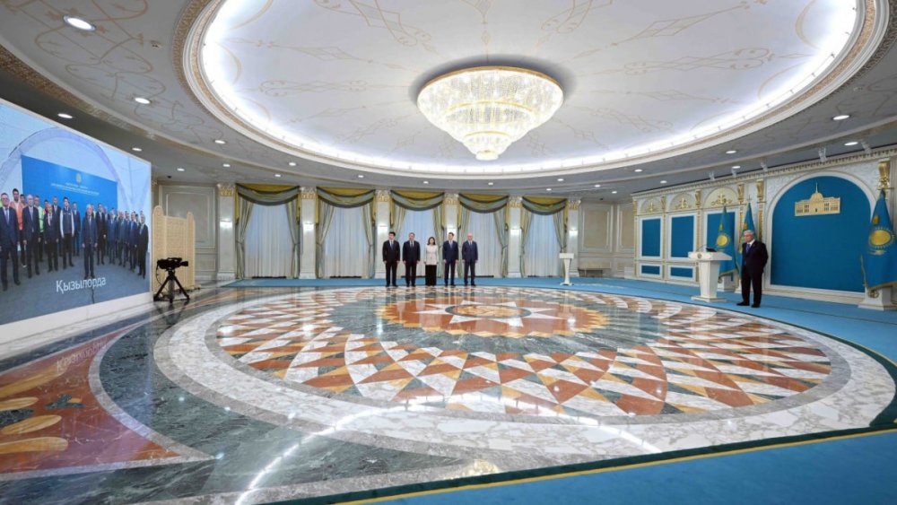 Мемлекет басшысы Қасым-Жомарт Тоқаев телекөпір арқылы «Қызылорда – Сексеуіл», «Ұлғайсын – Сексеуіл» және «Бейнеу – Сексеуіл» автокөлік жолдарының құрылысын ресми түрде бастап берді. Аталған жобалар еліміздің көлік-логистика әлеуетін арттыруға, өңірлер арасындағы көлік байланысын күшейтуге және транзиттік мүмкіндіктерді кеңейтуге бағытталған. Құрылыс жұмыстарының басталуына арналған телекөпірде сөз сөйлеген Президент көлік-логистика саласы тоғыз жолдың торабында тұрған Қазақстанның өсіп-өркендеуіне серпін беретін маңызды бағыт екенін атап өтіп, бүгін еліміз үшін стратегиялық мәні айрықша ауқымды жобалардың құрылысы басталатынын мәлімдеді. Қасым-Жомарт Тоқаев көлік-логистика саласы тоғыз жолдың торабында тұрған Қазақстанның өсіп-өркендеуіне серпін беретін маңызды бағыт екеніне тоқталып, бүгін еліміз үшін стратегиялық мәні айрықша ауқымды жобалардың құрылысы басталатынын мәлімдеді. – «Жол – тіршіліктің күретамыры». Мемлекет осы саланы дамытуға әрдайым баса назар аударады. Біздің мақсатымыз – Қазақстанды Еуразиядағы негізгі транзит хабы ретінде дамыту. Мен мұны үнемі айтып жүрмін. Баршаңызға белгілі, еліміз Еуропа мен Азияны жалғайтын негізгі көпір саналады. Батыс пен Шығыс арасында құрлықпен тасымалданатын жүктің басым бөлігі Қазақстан арқылы өтеді. Сондықтан озық және заманауи көлік жүйесін қалыптастыру – алдымызда тұрған стратегиялық міндет. Жалпы, елімізде бұл бағытта көптеген шаруа атқарылып жатыр. Былтыр «Достық – Мойынты» темір жолының екінші желісі іске қосылды. Соның арқасында жүк тасымалы көлемі 5 есе артты. Сондай-ақ Алматы бекетін айналып өтетін теміржол желісі жұмыс істей бастады, нәтижесінде жүк жеткізу мерзімі айтарлықтай қысқарды. Ең бастысы, осындай ауқымды жобаларды өз мамандарымыз жүзеге асырып жатыр, – деді Мемлекет басшысы.