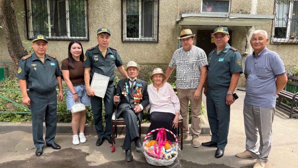 Алматыда әскери қызметшілер майдангер Владимир Белозеровты туған күнімен құттықтады