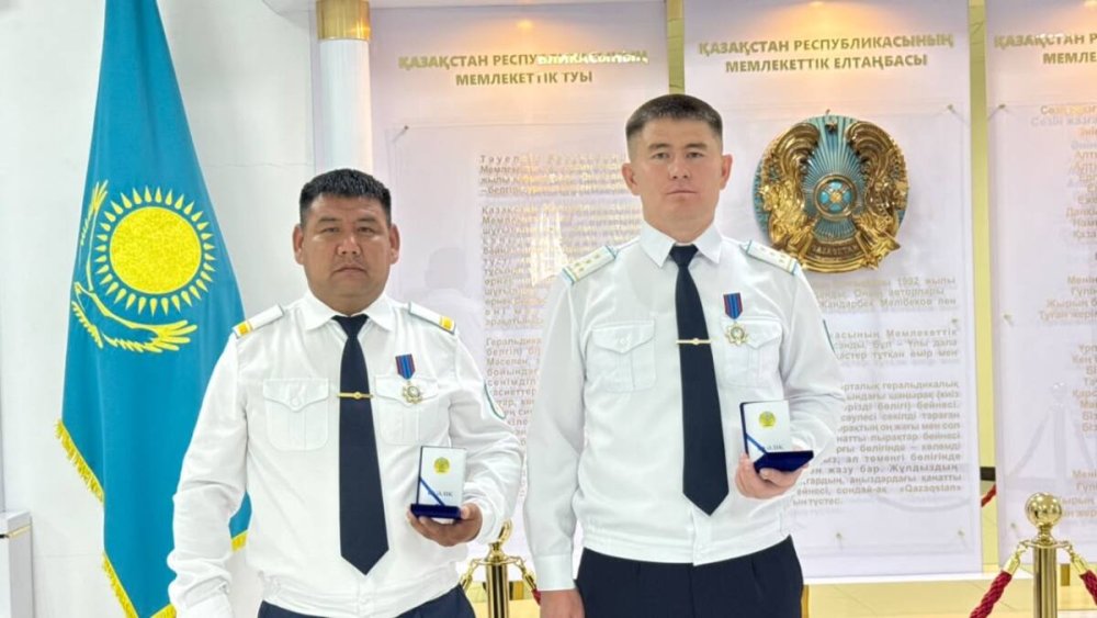 БҚО-да қарақшылық шабуыл жасаған күдіктіні ұстаған полицейлер марапатталды