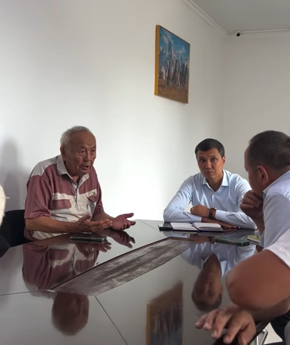 «Еңбекшіқазақ ауданының тұрғын үй-коммуналдық шаруашылық және тұрғын үй инспекциясы» бөлімінің және «Alatau Public Utilities» ЖШС өкілдерінің қатысуымен Қайназар ауылындағы ауыз сумен қамтамасыз ету мәселелері бойынша кездесу өткізілді.