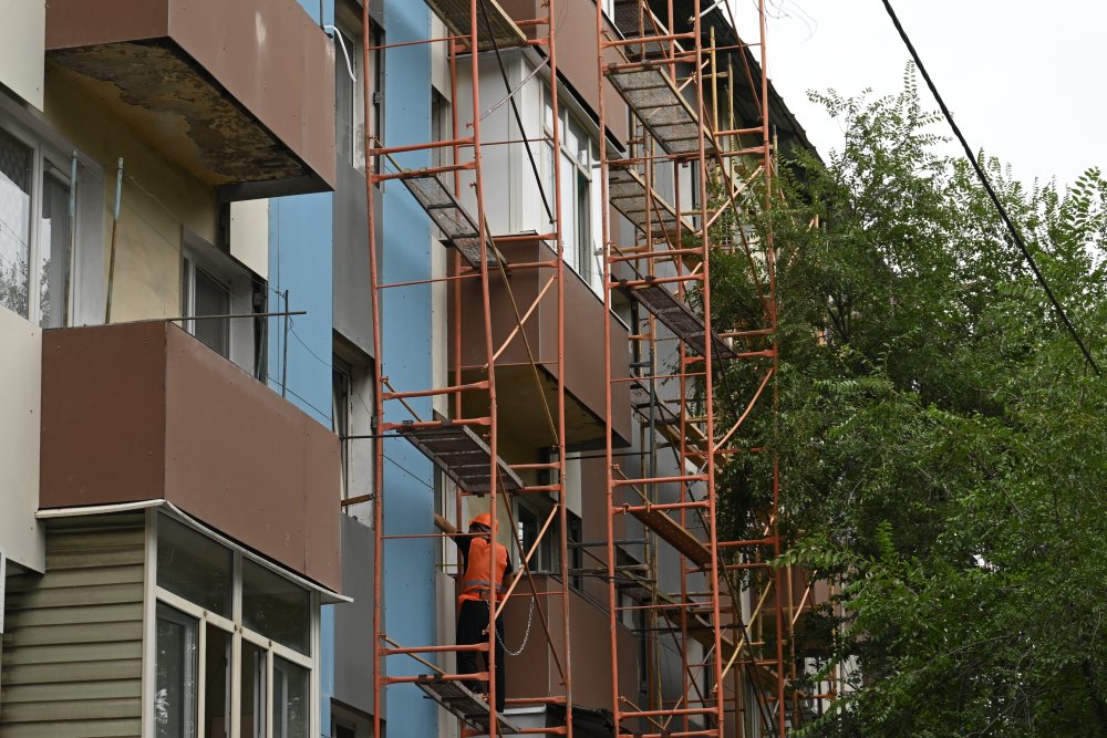 Талдықорғанда тұрғын үйлердің сыртқы келбеті жақсартылуда: 24 үйдің қасбеті, 33 үйдің шатыры жөнделіп жатыр