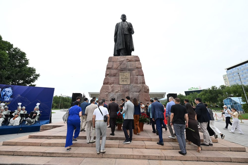Алматыда Абай ескерткішіне гүл қою рәсімі өтті