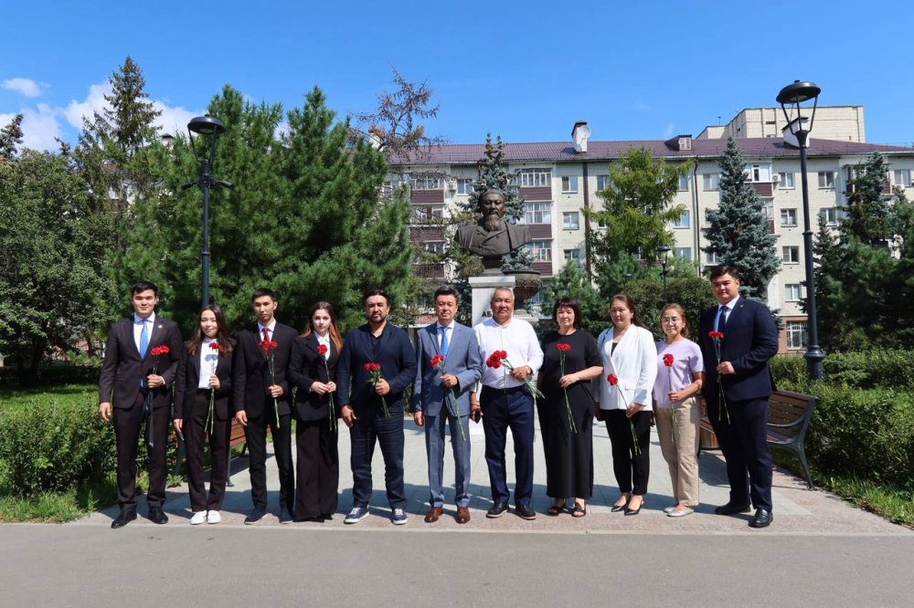 Қазанда Абай ескерткішіне гүл шоқтары қойылды