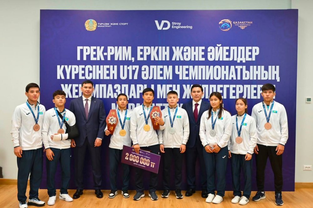 Ербол Мырзабосынов жасөспірімдер арасындағы күрестен әлем чемпионатының жеңімпаздары мен жүлдегерлерін марапаттады