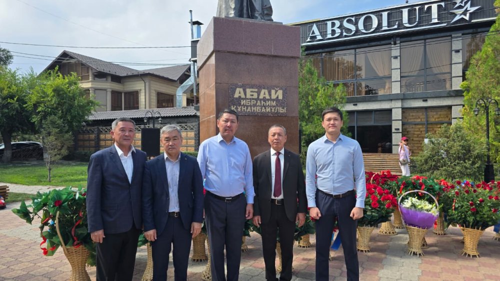 Абай Құнанбайұлының ескерткішіне гүл шоқтарын қою рәсімі өтті