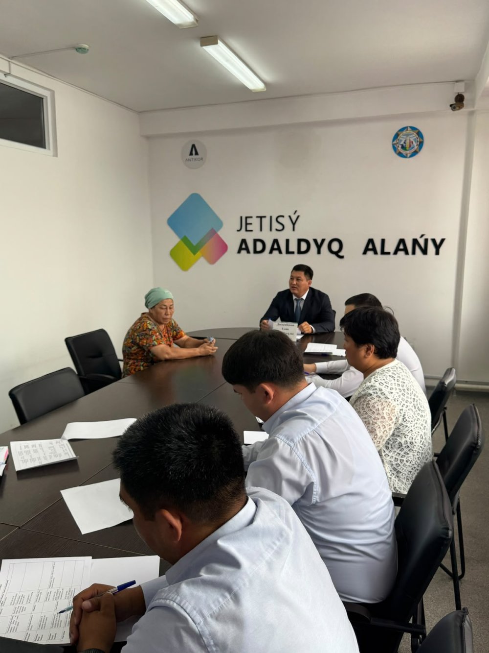 Қаратал ауданының әкімі тұрғындарды жеке мәселелері бойынша қабылдады