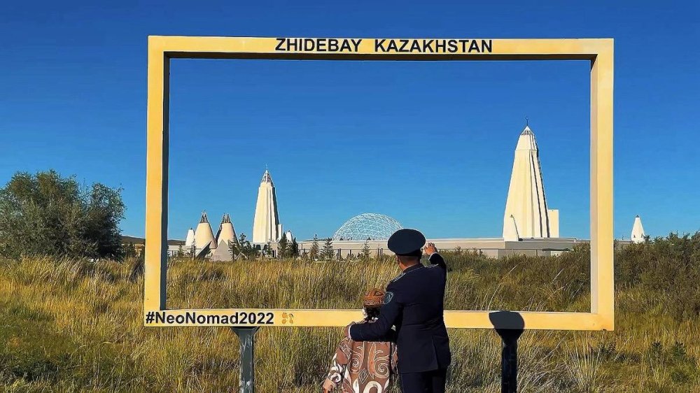 «Әке, Абай деген кім?» — полиция қызметкері жауабын іздеуге қызымен бірге Жидебайға аттанды.