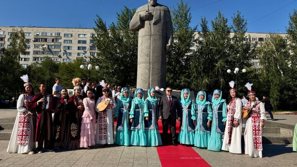 Абай ескерткішіне гүл шоқтарын қою рәсімі өтті