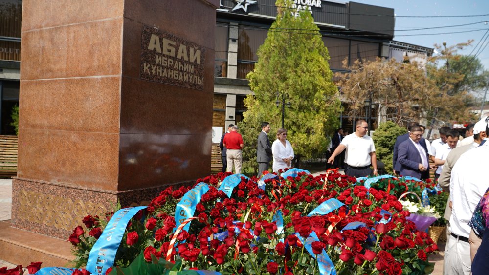 Таразда Абай Құнанбайұлының ескерткішіне гүл шоқтары қойылды