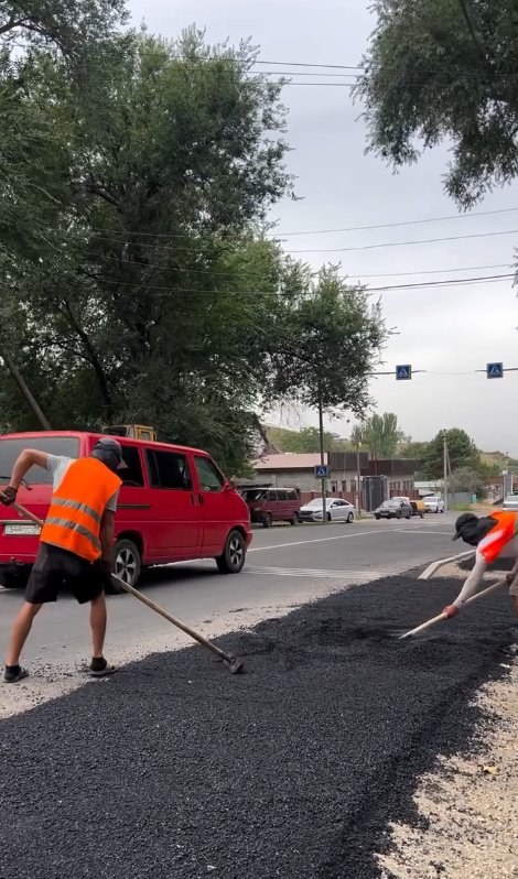 Рахат ауылдық округіне қарасты Рахат ауылында облыстық маңызы бар автожолдың Ш. Құмарова көшесі бойында ауыл тұрғындары мен оқушыларға қолайлы жағдай жасау және жаяу жүргіншілердің қауіпсіздігін қамтамасыз ету мақсатында «Еңбекшіқазақ ауданының жолаушылар көлігі және автомобиль жолдары бөлімі» тарапынан жаяу жүргіншілер жолының құрылысы жүргізілуде.