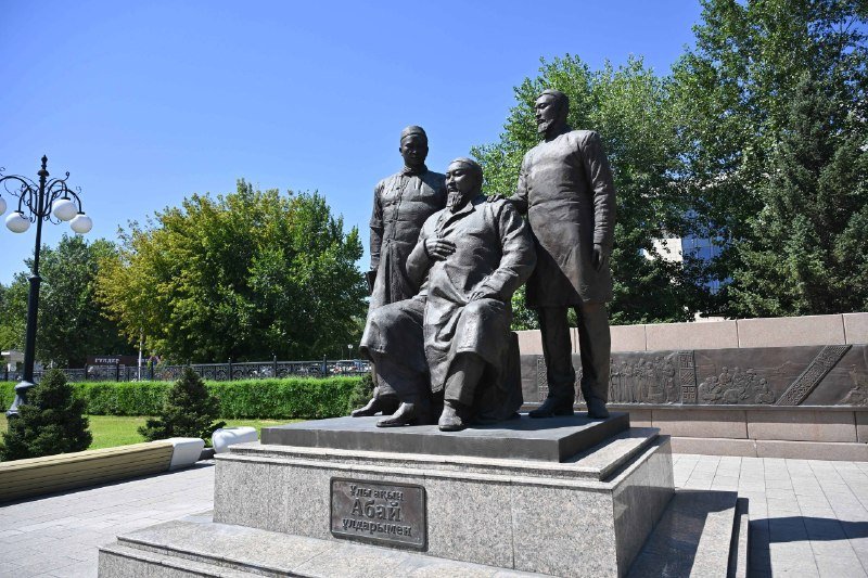 Облыс әкімі Солтүстік Қазақстан өңірі делегациямен бірге «Ұлы ақын Абай ұлдарымен» ескерткішіне гүл шоқтарын қойды