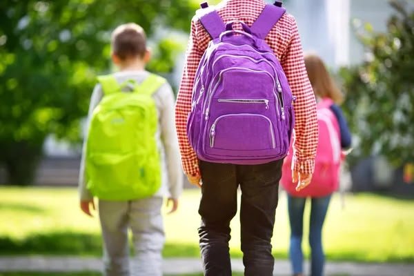Бала салмағының 10%-ынан аспауы тиіс: Денсаулық сақтау министрлігі мектеп рюкзагын қалай таңдау керектігін түсіндірді