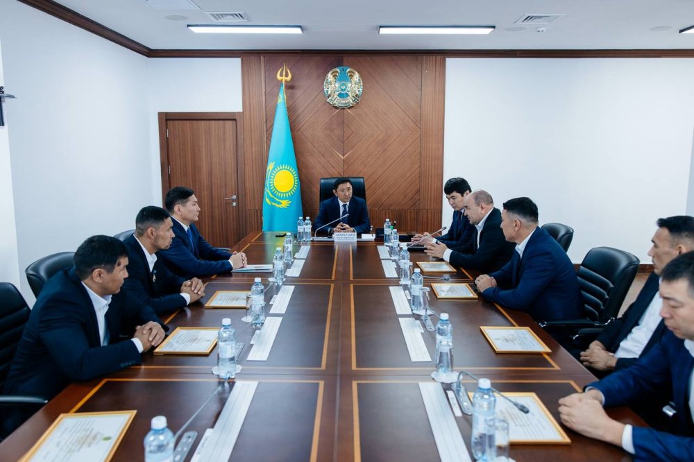 Болат Ақшолақов Қазақстан параволейбол құрамасының мүшелерімен кездесті