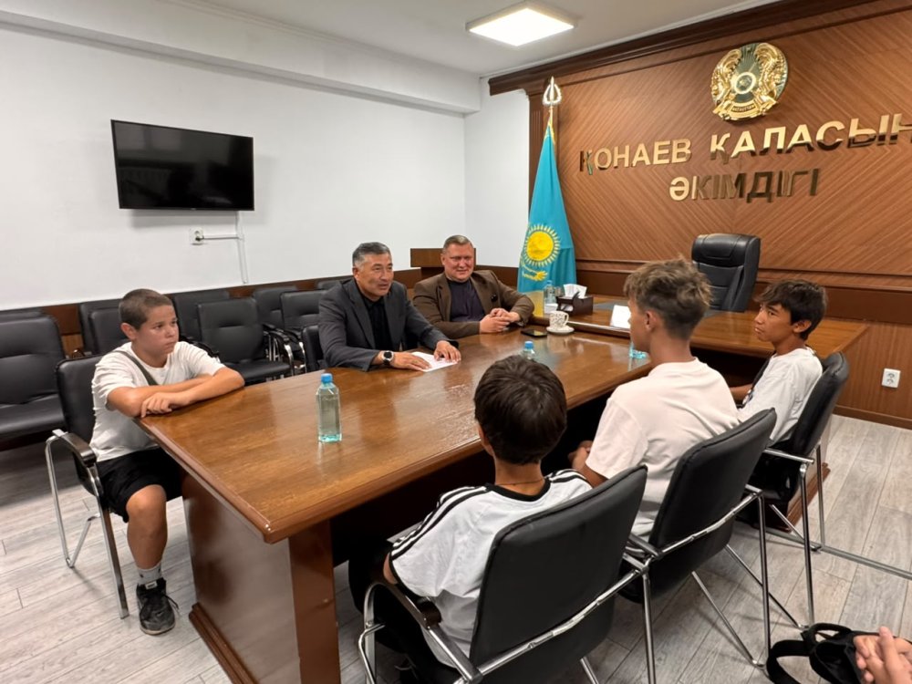 Асхат Бердіханов скейтбордшы балаларды қабылдады