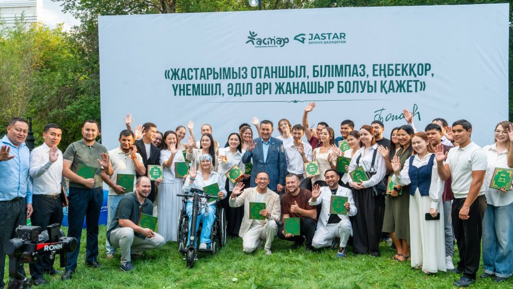 Өскемендегі Жамбыл Жабаев атындағы саябаққа бүгінде Шығыс Қазақстанды өзгертуге атсалысып жүрген жастар жиналды