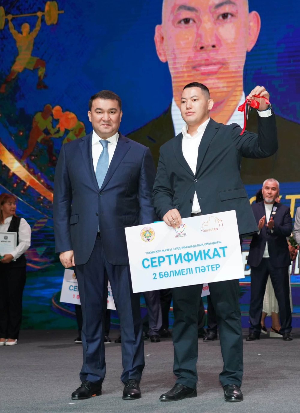 СПОРТ КҮНІ: ТҮРКІСТАН ОБЛЫСЫНЫҢ ӘКІМІ ЧЕМПИОНДАРҒА ПӘТЕР КІЛТТЕРІН ТАБЫСТАДЫ
