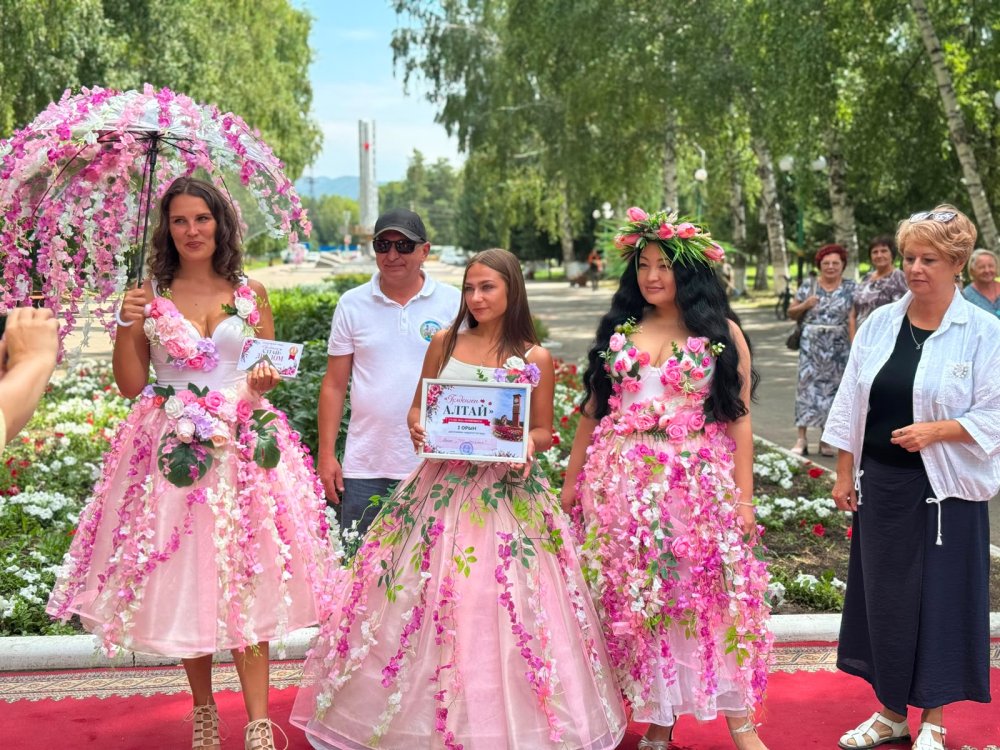 «Музыка гүлдегенде»: Алтай қаласында «Гүлденген Алтай» гүлдер байқау-шеруі өтті