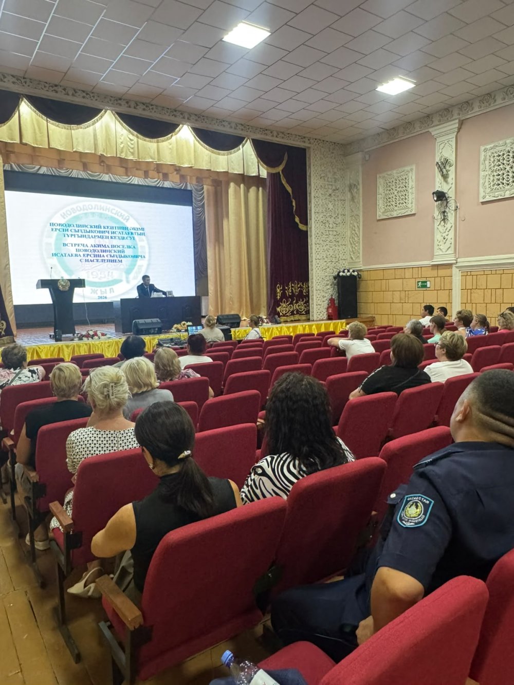 2026 жылғы 14 тамызда Новодолинский кентінің әкімі Е. С. Исатаевтың 2026 жылға арналған бекітілген кент әкімінің халықпен кездесу кестесіне сәйкес кездесуі өтті
