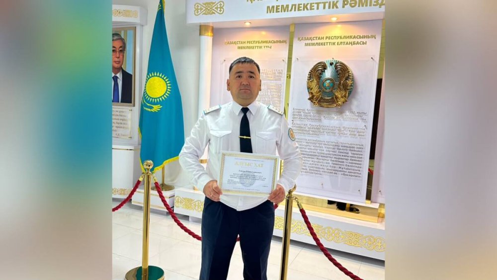 "Балам, кел": Оралда кішкентай баланы қауіптен құтқарған полицей марапатталды