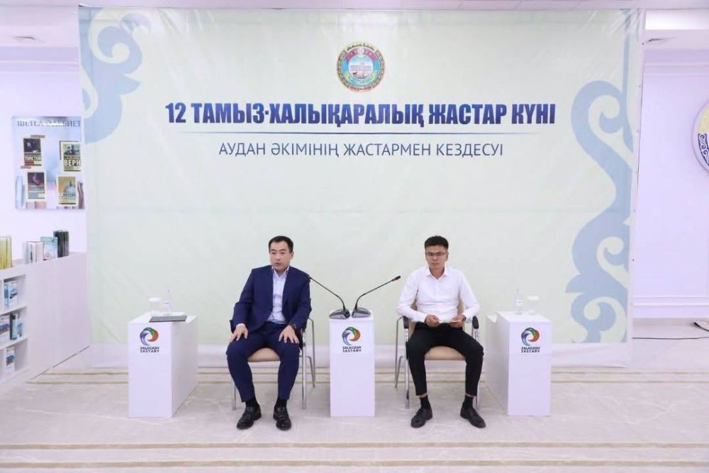 АУДАН ӘКІМІ ЖАСТАРМЕН ЕРКІН ФОРМАТТА КЕЗДЕСТІ