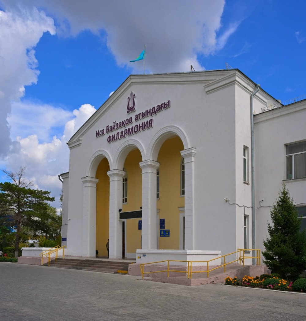 Павлодар облысының әкімі Асайын Байханов Иса Байзақов атындағы облыстық филармонияға барды