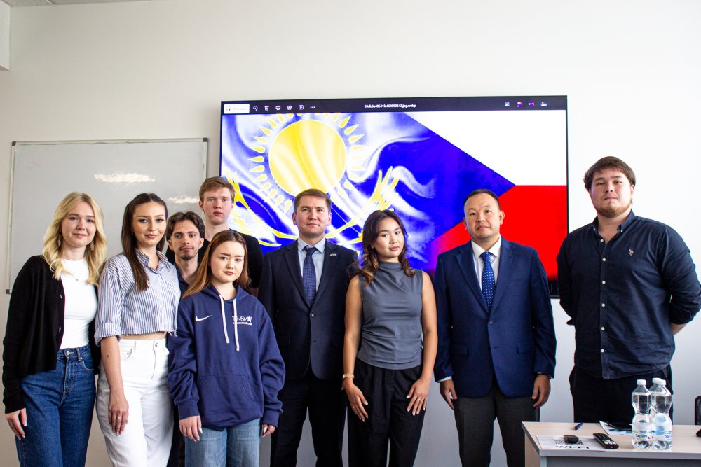 Жастарға қоғамдық-саяси өмірде ерекше орын берілуде: Құрылтай сайлауы қарсаңында Прагадағы қазақстандықтармен кездесу