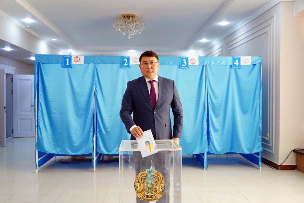 ҚАЗЫҒҰРТ АУДАНЫНЫҢ ӘКІМІ АЗИЗХАН ИСМАИЛОВ ҚҰРЫЛТАЙДЫҢ ТАРИХИ САЙЛАУЫНДА ДАУЫС БЕРДІ