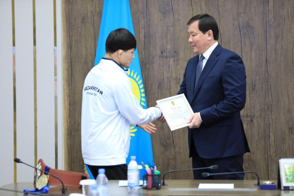 Ақтөбе облысының әкімі Әлем чемпионын қабылдады