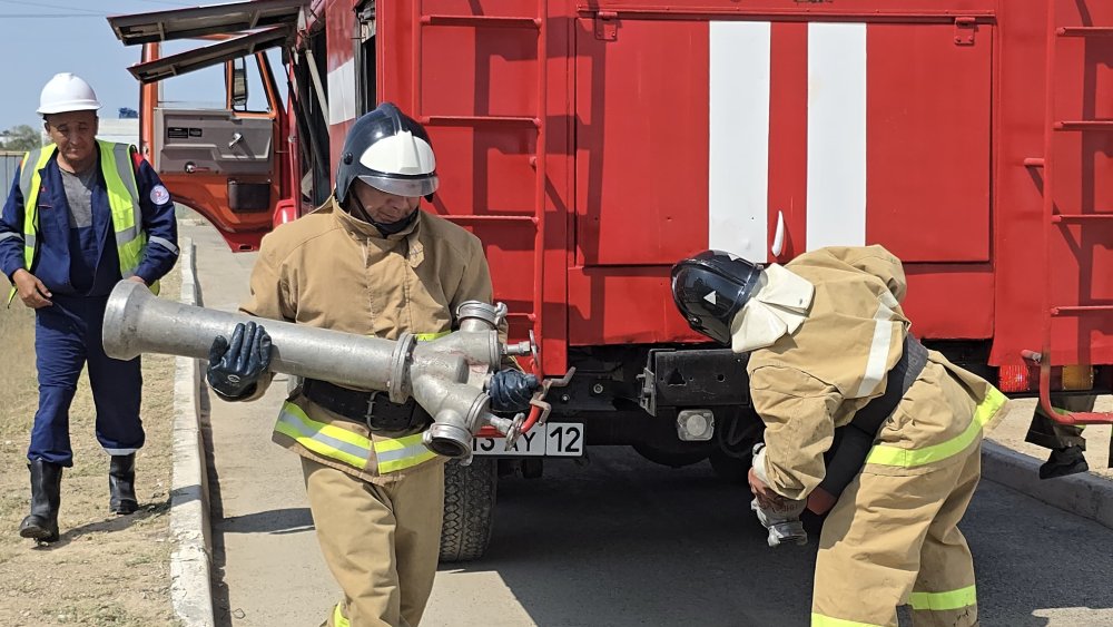 Өнеркәсіптік қауіпсіздік: Мұнай базасында оқу-жаттығу жиыны ұйымдастырылды