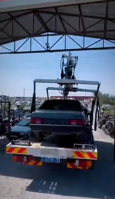 Әлеуметтік желілерге мониторинг жүргізу барысында жол қозғалысы қағидаларын өрескел бұзып, автокөлігімен қасақана тротуарға шығып, жаяу жүргіншілердің қозғалысына кедергі келтірген, оның ішінде балалар арбасымен келе жатқан жаяу жүргіншінің қауіпсіздігіне қатер төндірген жүргізушінің бейнежазбасы анықталды.
