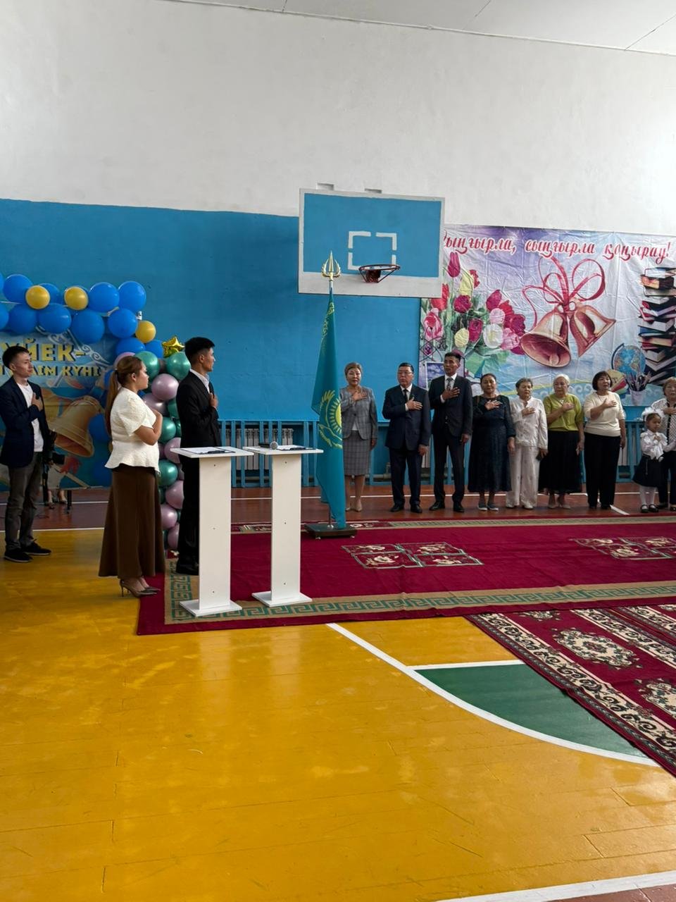 Округ әкімі білім күінімен мұғалімдер мен оқушыларды құттықтады
