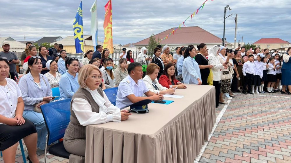 Білім күні: Мұнайлы полициясы оқушыларға қауіпсіздік туралы үндеу жасады